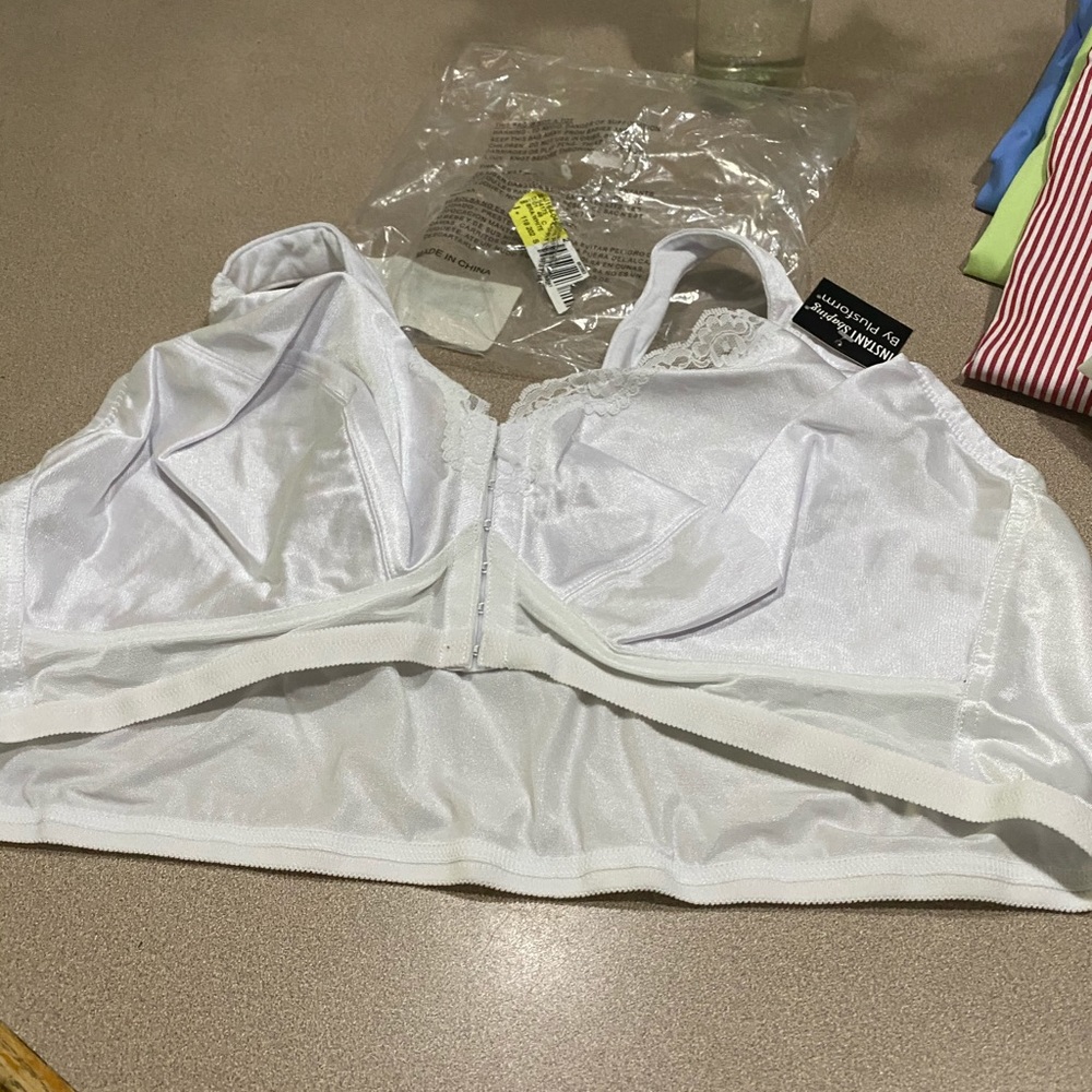 nwt Shaping bra with comfort straps/ front closure